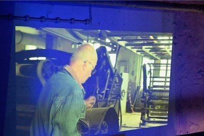 In einer Videomontage erklärt ein ehemaliger Beschäftigter seine Arbeit. Bis 1990 arbeiteten hier 250 Frauen und Männer.