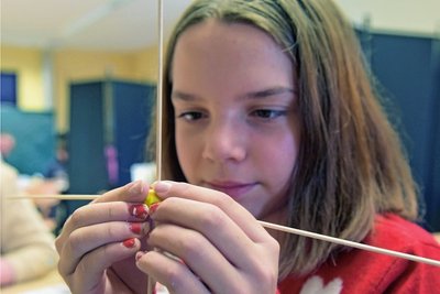 75 Mädchen und Jungen der Oberschule Rechenberg-Bienenmühle nehmen an einer Kompetenzanalyse teil. Ruby Becker versucht hier aus Trinkhalmen, Schaschlikspießen, Knete und anderem Zubehör etwas zu basteln.