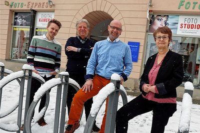 Ulrich Born-Frontsberg (2. von links) übergab den Foto-Express an seinen langjährigen Mitarbeiter René Abshagen (2. von rechts). Zum Team gehören Christiane Liebscher, Willy Böhm und Saskia Matthes (nicht im Bild). 