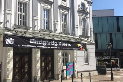 Warum war das Banner „Einzigartig divers“ über dem Haupteingang des Theaters in Döbeln kurzzeitig abgehängt?