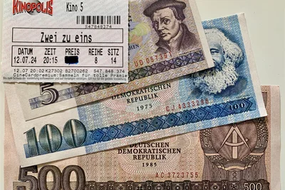 Am Ende der Vorstellung im Freiberger Kinopolis wurde jede Menge Filmgeld unter die Zuschauer gebracht, darunter auch 500-Mark-Scheine, die in der DDR nie ausgegeben wurden.