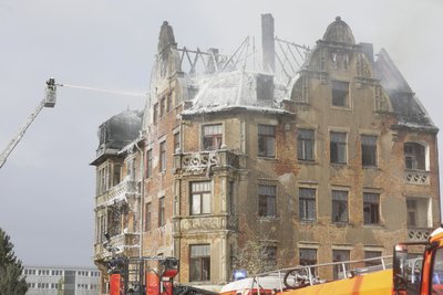 Der Dachstuhl des Gründerzeithauses brannte lichterloh, die Feuerwehr befand sich im Großeinsatz.