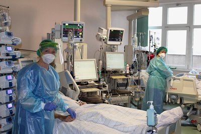 Renate Berschick (l.) und Claudia Modes gehören zum Team in der Pleißentalklinik, das sich auf der Intensivstation um die Betreuung der Corona-Patienten kümmern. 