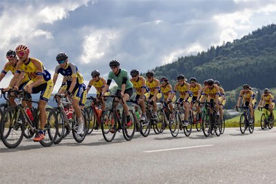 Das Peloton fuhr bereits 2021 und 2022 durch das Erzgebirge – wie hier nahe Bärenstein. Richtig Station macht der Nachfolger der Internationalen Friedensfahrt nun aber erstmals in Annaberg-Buchholz.