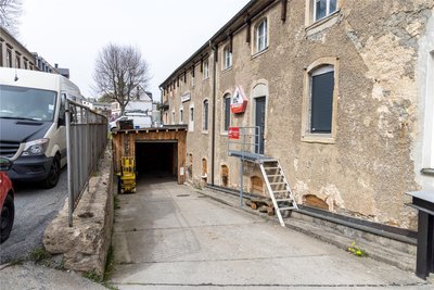 Auf diesem Weg geht es in den „Bunker“. In dem Gebäude in Buchholz befand sich lange Zeit eine Fabrik.