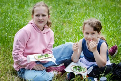 Bemme mit Frischkäse und Schnittlauch: Jolien (links) und Emilia ließen es sich schmecken.