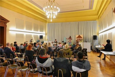 Die Aula der Friedrich-Gottlob-Keller-Oberschule Hainichen. Am Mittwoch wurde dort Theater gespielt. 