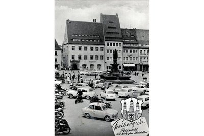 Rico Martinez hat für seine Serie Freiberger Ansichten Einst & heute dieses Motiv eines Grußes vom Freiberger Obermarkt 1965 gesammelt.