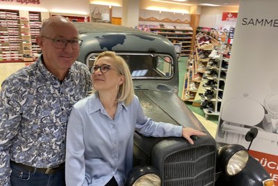 Hier ist nichts von der Stange. Weder das Auto im Schuhladen, noch das Paar davor: Jana Herfurth und Christian Suhr.