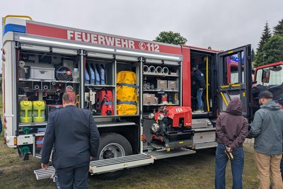 Nach der feierlichen Einweihung konnte das neue Löschfahrzeug ausgiebig bestaunt werden.