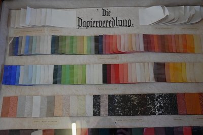 In der Buntpapierfabrik sind immer noch Utensilien zu finden, so diese Bemusterung, die zum Ausstellungsobjekt wurde.