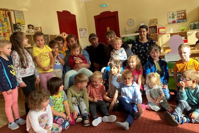 Die große Gruppe der Kita Schönbrunn formiert sich zum Gruppenbild. Die erwachsenen Fotomodelle von links: Kitachefin Silke Langner, ihr Mann Jens, Tochter Annemarie Köhler (mit Sohn Jakob) und Erzieherin Berenike Baron.