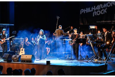 Orchester, Band und Saxofon-Solistin Leila Greifenhahn auf der Bühne in Großen Saal.