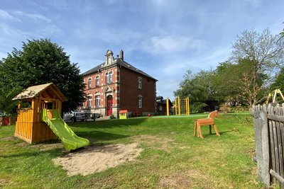 Blick vom Spielplatz hinauf zur Dorfschul-Kita - am Freitagnachmittag erfolgt die feierliche Eröffnung des erneuerten und umgestalteten Spielplatzes.