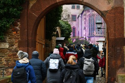 Noch ehe die Schlossweihnacht am Samstag um 15 Uhr durch den Posaunenchor und die Schneekönigin offiziell eröffnet wurde, zogen hunderte Besucher durch das mittelalterliche Gemäuer.