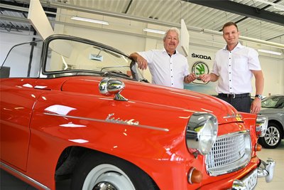 Sascha Hellmich (r.) hat voriges Jahr das Autohaus Möckel in Rochlitz von Michael Schroth übernommen. Die Nachfrage nach E-Autos sei stark rückläufig, sagt der Geschäftsführer.