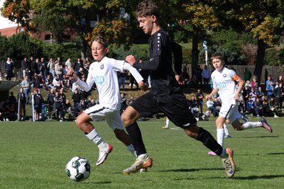 Vor über 200 Zuschauern läuft hier Julian Haufe von der SpG Bad Brambach/Adorf (schwarzes Trikot) den Veilchen davon.