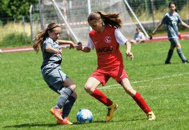 Die Spielszene aus dem C-Juniorinnen-Turnier zeigt einen Zweikampf zwischen Melia-Chantal Theiß vom DFC Westsachsen Zwickau (links) und Pauline Dörnbrack vom SV Lichtenberg. 
