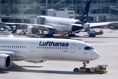 Airlines müssen in Zukunft verstärkt klimafreundlichere Kraftstoffe einsetzen. Der Fokus liegt dabei auf synthetischem Kraftstoff.
