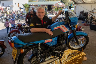 Organisator Andreé Maaske und seine Jawa 500R (Rotax), Baujahr 1988 – es wurden nur 100 Stück dieser Serie in England umgebaut.