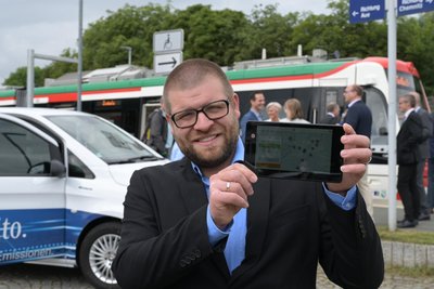 Dr. Martin Benedict, Leiter des Smart-City-Projektes, hat das Erzmobil mit auf die Straße gebracht.