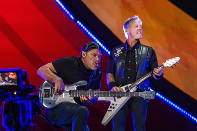 Wie immer? Bassist Robert Trujillo (links) und Frontmann James Hetfield von Metallica im Konzert.  