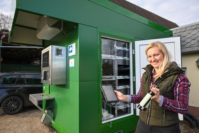 Anna-Lena Große vom Hof Löbenhain in Röhrsdorf hat für den Verkauf frischer Lebensmittel einen Automaten angeschafft.