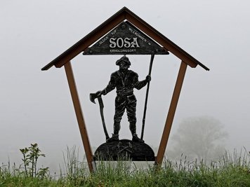 Ein Schild am Ortseingang von Sosa zeigt einen Köhler.