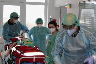 Die Verlegung eines Covid-19-Patienten in die Pleißentalklinik. Er wurde von einem Hubschrauber des Rettungsdienstes Zwickau nach Werdau gebracht.