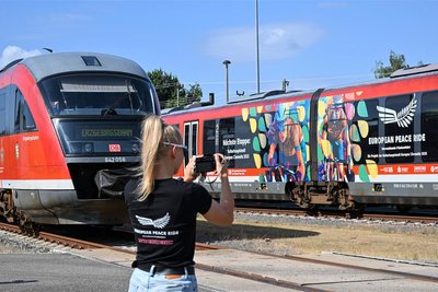 Sogar auf Zügen der Erzgebirgsbahn wird für den European Peace Ride geworben.