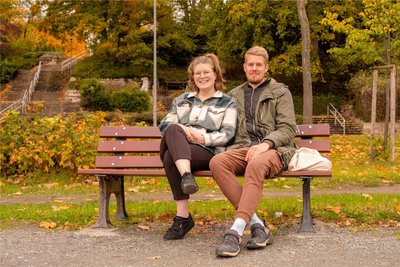 „Man darf nicht wegen jeder Kleinigkeit sofort ans Scheitern denken“. Julia und Jonas sind seit 14 Jahren zusammen und seit drei Jahren verheiratet.