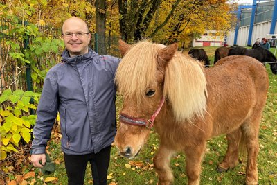 Andreas Kühl ist Vorsitzender des Islandpferde-Reiter- und Züchterverbands Mitteldeutschland und hat nach Chemnitz das 26 Jahre alte Pferd Bassi mitgebracht.