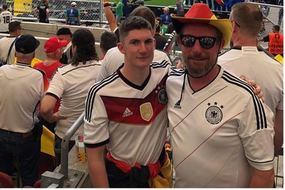 Danny Siegel (r.), der Sportliche Leiter des SV Barkas Frankenberg, war am Mittwoch mit seinem Sohn Erik beim Spiel zwischen Deutschland und Ungarn dabei. Beide übernachteten danach im Auto neben dem Stadion.