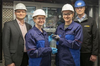 Sie haben die ersten Liter des neuen Flugzeugsprits aus der Pilotanlage geholt: Professor Martin Gräbner, die wissenschaftlichen Mitarbeiterinnen Malena Peuker und Katina Krell sowie Mario Kuschel, Forschungsleiter bei CAC Engineering.