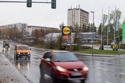 Der aktuelle Lidl-Markt befindet sich seit 2000 direkt an der B 95 nahe des Plattenbaugebiets „Barbara-Uthmann-Ring“. Zuvor gab es schon vier Jahre lang eine deutlich kleinere Lidl-Filiale an der Adam-Ries-Straße.