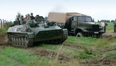 
              <p class="artikelinhalt">Panzerketten rasselten am vergangenen Wochenende auf dem Bezelberg bei Neustadt, rund 70 verschiedene Militärfahrzeuge kurvten durch das Gelände. Heute werden die Teilnehmer des Jeep-Treffens an der Pöhl einen Abstecher in den Neustädter Offroad-Park machen. </p>
            