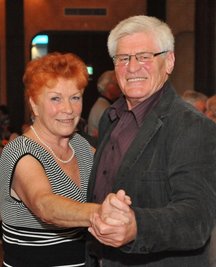Auch für Monika Kämpf aus Stollberg und Gerd Kunz aus Oelsnitz war der erste Tanz im sanierten Saal eine Rückkehr.