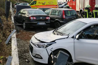 82-jähriger Autofahrer durchbricht Zaun und beschädigt drei Autos -