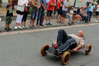 82-jähriger Erzgebirger siegt beim Syrauer Seifenkistenrennen im Vogtland - Sieger Werner Fröse fuhr quasi auf einem Brett liegend die Strecke hinab - und das im Alter von 82 Jahren. 