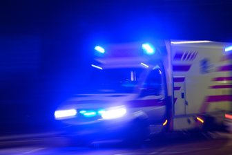82-Jähriger kommt in Stollberg von der Straße ab: 20.000 Euro Schaden - Der 82-Jährige wurde zur weiteren Behandlung in ein Krankenhaus gebracht.