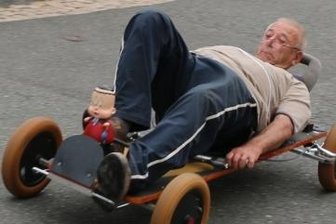 82-jähriger Neuhausener siegt mit der Seifenkiste - Sieger Werner Fröse fuhr quasi auf einem Brett liegend die Strecke hinab - und das im Alter von 82 Jahren.