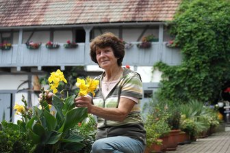 82 und kein bisschen müde: Das Geheimnis von Christine Liebers aus Arras bei Geringswalde - Christine Liebers aus Arras erfreut sich an der Vielzahl Blüten, die in über 200 Pflanzkübeln den Innenhof schmücken.