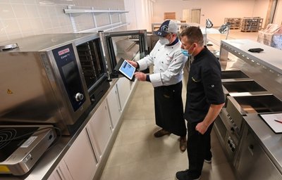Silvio Cramer (links) gibt Sven Richter, Chef der neuen Cowerk-Kantine an der Bornaer Straße, letzte Einweisungen an der neuen Technik. 
