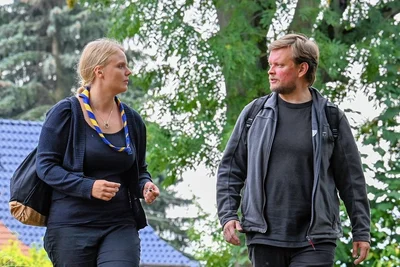 Die Stammesführerin Franziska Baer und Philipp Salzmesser, Inhaber des Holzkombinats, besprechen, wie die Ideen der Pfadfinder umgesetzt werden können. 