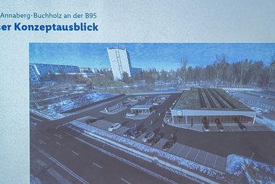 Das Konzept sieht vor, dass ein größerer Neubau entsteht. Dafür müsste die Stadt ein fast 850 Quadratmeter großes Grundstück an Lidl verkaufen. Zudem ist eine zweite Ausfahrt geplant.