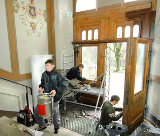 
              <p class="artikelinhalt">Letzter Schliff für das Goethe-Gymnasium: Mit der Aufarbeitung der Eingangstür ist die Firma Bau- und Möbeltischlerei Gebrüder Wunderlich aus Auerbach derzeit noch befasst. Im Bild die Mitarbeiter Christian Rötsch, Martin Gottschald und René Wunderlich (von links). </p>
            