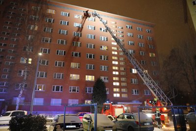 Wegen eines vermeintlichen Brandes auf dem Dach eines Hauses an der Mühlenstraße ist am Samstagabend die Feuerwehr ausgerückt.