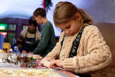 In der Backstube konnten Kinder wie Lotta aus Chemnitz Plätzchen backen.