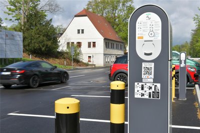 An der Beethovenstraße in Freiberg gibt es seit März vier Ladepunkte für E-Autos - die Bundesnetzagentur hat sie noch nicht in ihrem Internet-Verzeichnis.