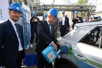 Eine Großversuchsanlage für synthetisches Autobenzin haben CAC und die Freiberger Universität schon entwickelt. Der ehemalige Verkehrsminister Volker Wissing (FDP, rechts) und Ministerpräsident Michael Kretschmer (CDU) haben sich 2023 davon ein Bild gemacht.